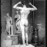 Modello in posa per studio anatomico, non datata, lastra fotografica, 6.5 x 9 cm, Archivio - Fondazione Giuseppe Mozzanica.